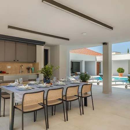 Elaina Βίλα Škrip